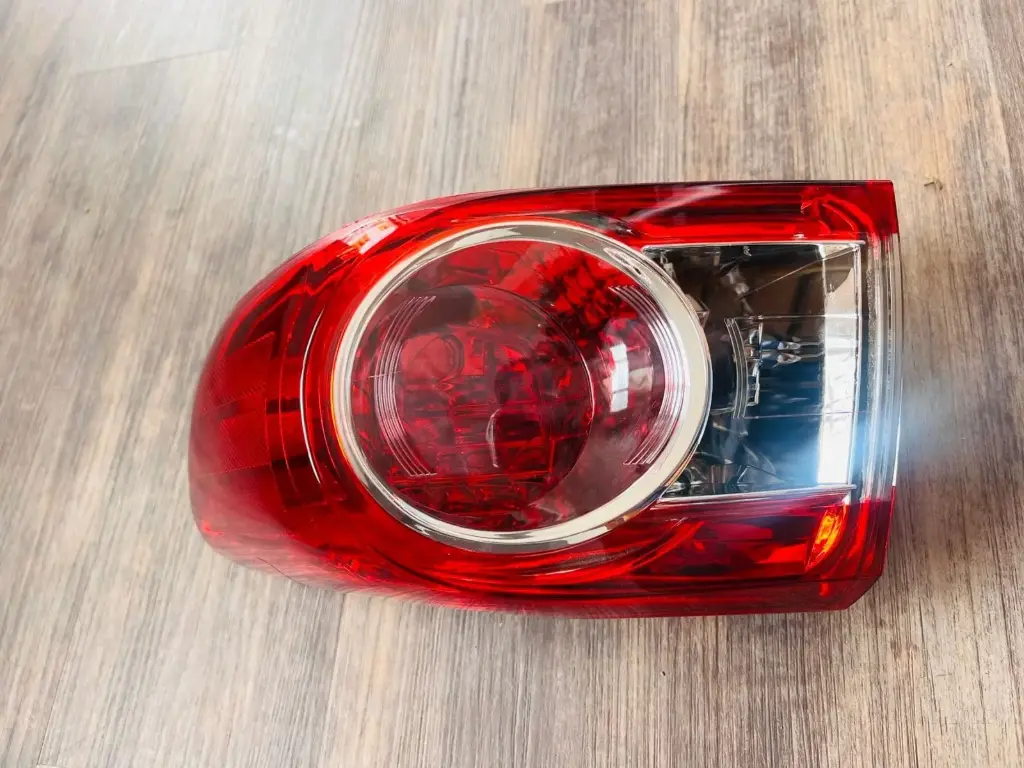 Stop exterior compatible con Toyota Corolla 2011-2013.